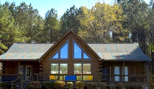Spacious Log Cabin 2 Kings and Loft Sleeps 9+