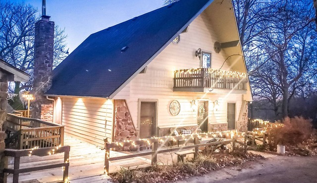 Spacious Oasis! On the lake, amazing sunsets!