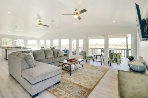 Spacious San Jacinto River Home w/Waterfront Deck