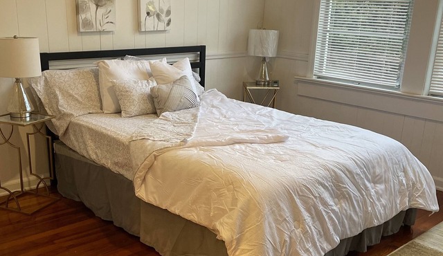 Spacious Thomaston Retreat~Sleeps 10~Families Work Crews Weddings