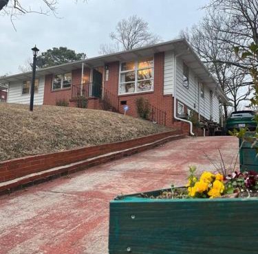 Spacious tranquil home close to downtown 5 beds