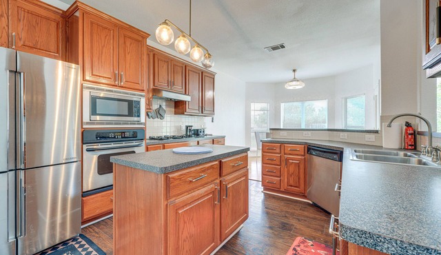 Spacious Vacation Home < 20 Mi to Downtown Austin!