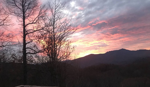 Spectacular Grandfather Mt View! 2 decks. Comfortable & close to Blue Ridge Pkwy
