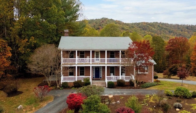 Starwood Manor Panoramic Mountain View Estate on 36 Acres