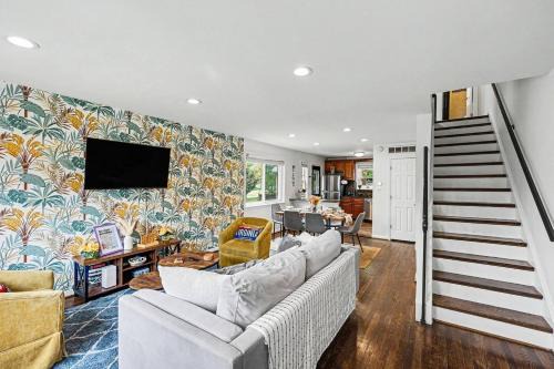 Stay in Historic Alexandria's Chic 4BR-5 Beds Home