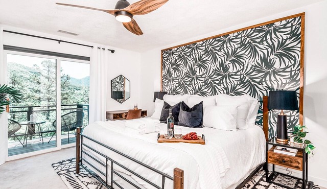 Stay Wild - Luxury Modern Cabin with Hot tub, Views & Pet Friendly!