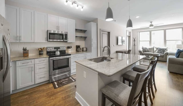 StaysByWalker 2BR Dilworth - Pool/King Beds/Gym