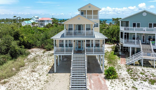 Steps From The Oceanfront! Pool, Pet Friendly, Wifi, king beds! WEEKLY DISCOUNTS