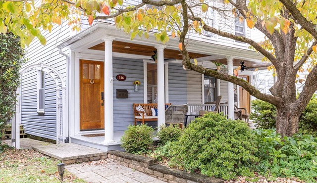Steps to Marinas & Shops w Parking in Eastport