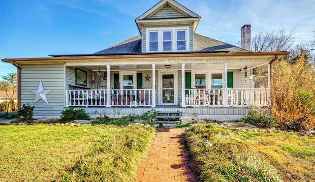 'Storybook Craftsman' Home w/Private Hot Tub!