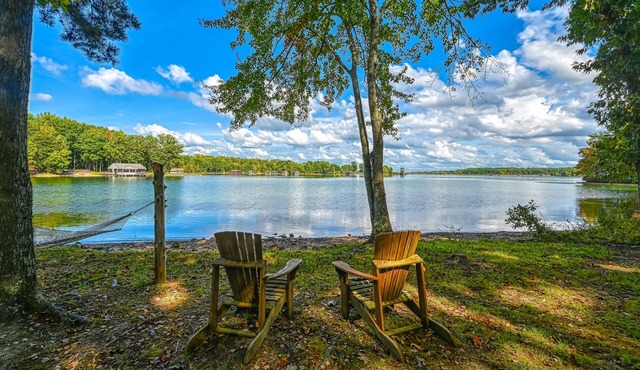 Stunning lakeside home with dock, large deck, kayaks, firepit, & pool table