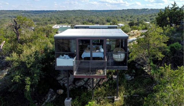 Stunning Mirror-Glass Retreat with Spa Tub & Sunset Deck in Cottonwood, Texas