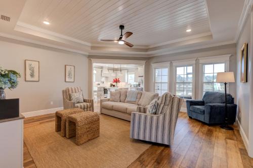 Stunning Waterfront Retreat Spacious 4Br2Ba Home