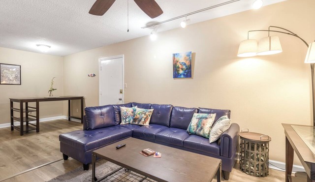 Stylish 1BR Getaway Near UF & Dining