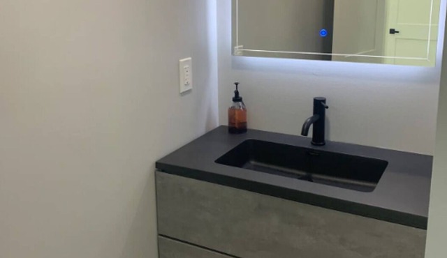 *Stylish 2-bd house w parking close to H St*