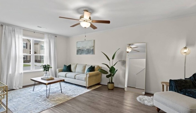 Stylish 2-Bedroom Townhome!