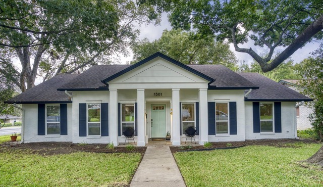 ★ Stylish 2BR Ranch in N. Central Austin ★ Stock Pool ★ Parking