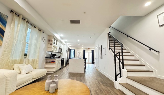 Stylish 4BR-5Beds Entire House with Parking in DC