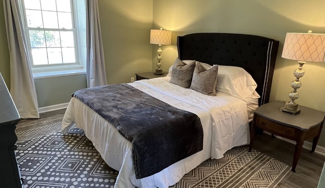 Stylish and Cozy One Bedroom Condo in Prime Location