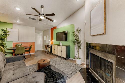 Stylish City Getaway 2B - Sleeps 6 - Pool, Prkg