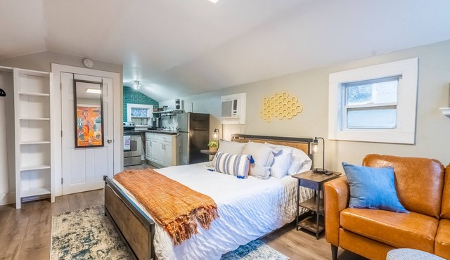Stylish & Comfy Carriage House ~ 5 min to Forsyth