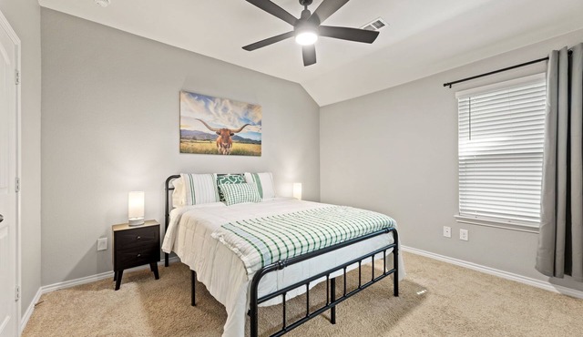 Stylish & Cozy 2BR Fenced Yard-Dog friendly. Near AT&T Stadium World Cup ready!