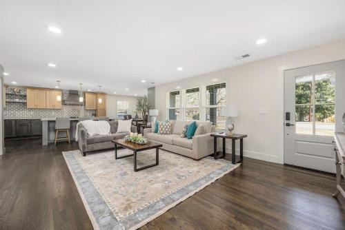Stylish Family Retreat with Gourmet Kitchen & Fast WiFi