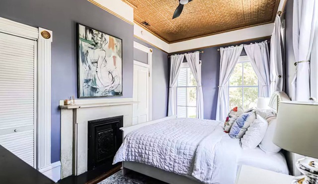 Stylish Forsyth Park Retreat – Walk Everywhere