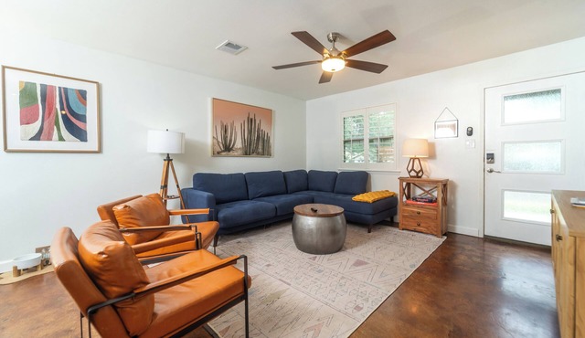 Stylish Group Retreat Hot Tub Game Room Yard