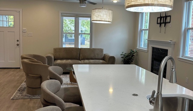 Stylish & Inviting Modern Charm on Nash St. Charming house with fitness room