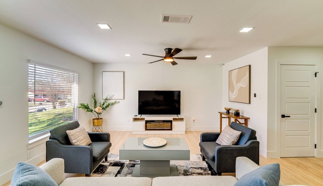 Stylish Irving Retreat w/Private Patio