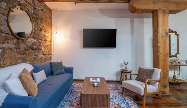 Stylish Loft - Shockoe Bottom - Walk to Canal - Historic Apartment