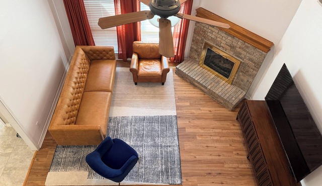Stylish Modern Home/Big Group Getaway Sleeps 16