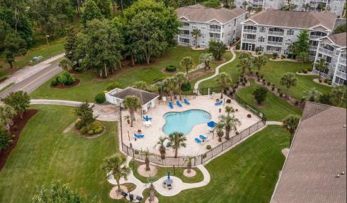 Stylish newly renovated condo on the golf course