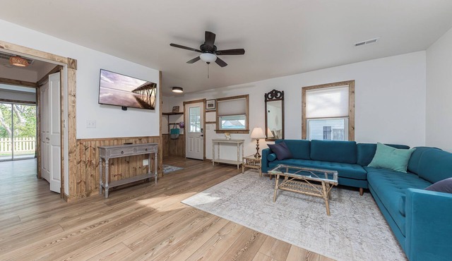 Stylish Pet-Friendly Getaway in Crystal Coast's Historic Swansboro, Unit A