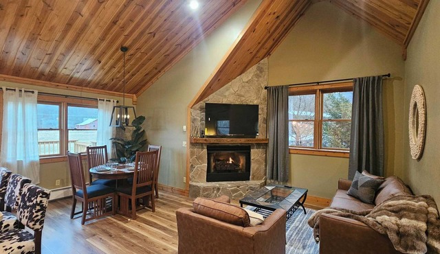 Stylish Private Studio Near Snowshoe - Steps to Shuttle at the Inn.