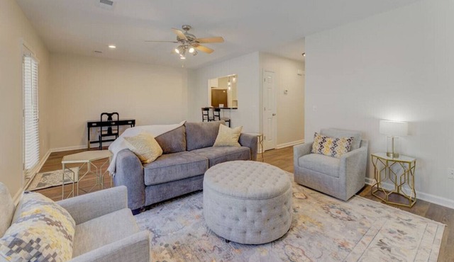 ✰ Stylish Renovated 1 BR ✰ Blocks from Lex Medical