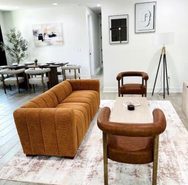 Stylish Retreat - Close to Downtown - Open Layout