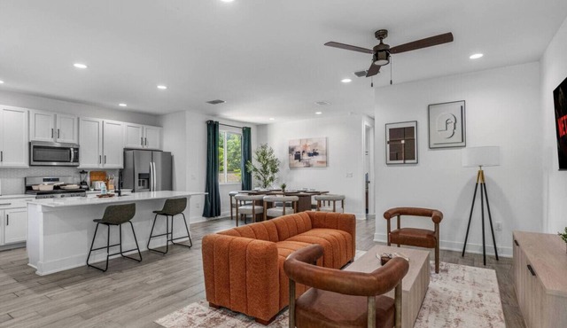 Stylish Retreat - Close to Downtown - Open Layout