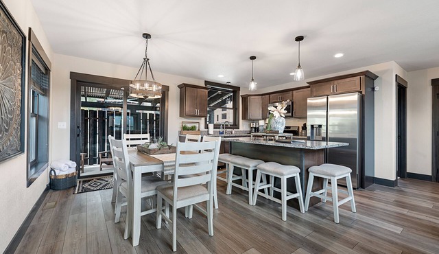 Summit Sunset, pet friendly! Hot Tub, Pool access, paved roads, luxury finishes in Lead