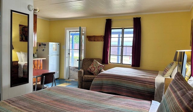 Sunfish Studio 7: Firepit, Grill, Pet Friendly!