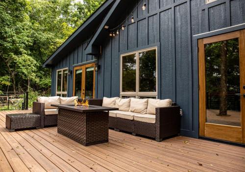 Sunset Views & Mountain Getaway, 4 Min to Downtown