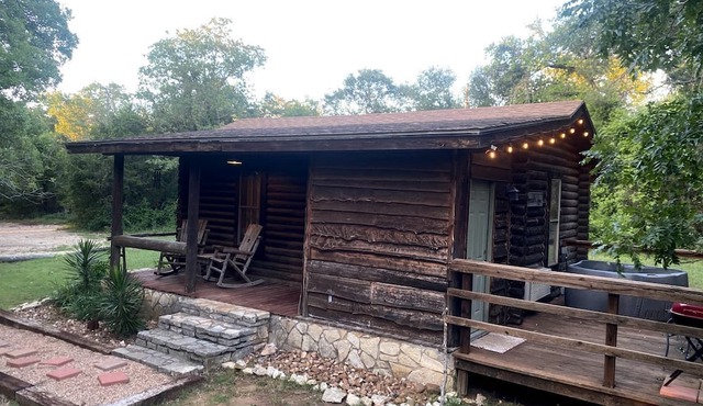 Sustainable and Pet-Friendly Cabin Perfect for Animal Lovers in Bluff Dale, TX