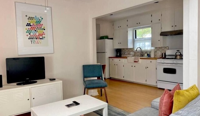 Sweet Cottage Stay . Walkable and Hip Location