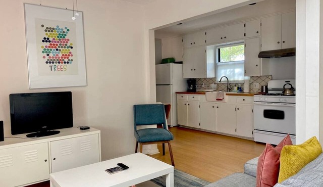Sweet Cottage Stay . Walkable and Hip Location
