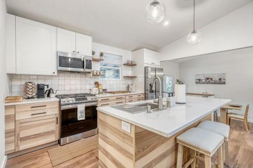 Texas Ranch Escape - Fun Backyard - with Fireplace