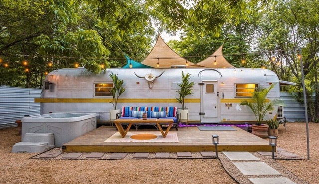The Austin LoveStream! New Hot Tub, Full Bathroom, Deck & Grill!