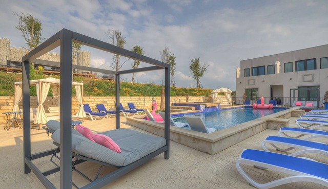 The Bentley Hotel - Popeye Room - Pool View