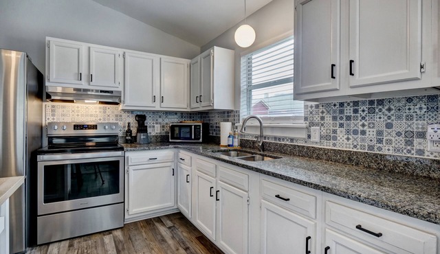 The "Blue Moon" Cottage, Downtown Wilmington! 9 blocks to Historic Riverfront!