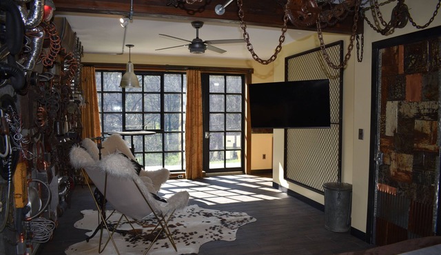 THE FACTORY @UTOPIA ~ POOL ~ KING BED ~ HOT-TUB ~ 2M DTN